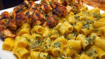 Cheesy Rigatoni with Garlic Parmesan Chicken